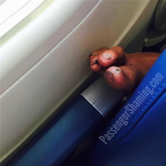 Cư dân mạng tiếp tục bóc mẽ những hành khách khó đỡ nhất trên máy bay - Ảnh 10.