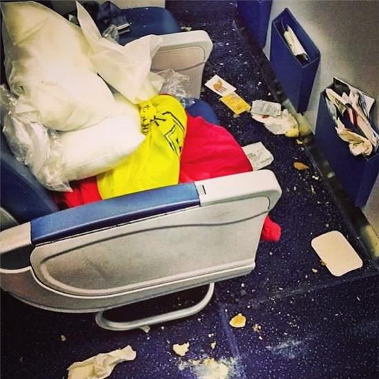 Cư dân mạng tiếp tục bóc mẽ những hành khách khó đỡ nhất trên máy bay - Ảnh 4.