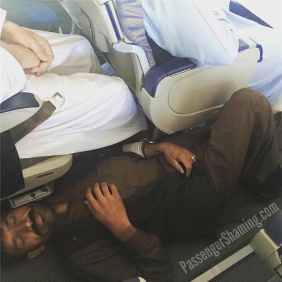 Cư dân mạng tiếp tục bóc mẽ những hành khách khó đỡ nhất trên máy bay - Ảnh 6.