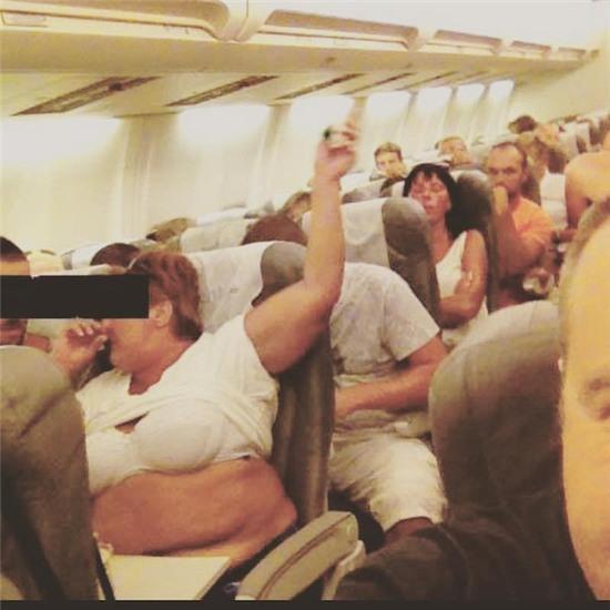 Cư dân mạng tiếp tục bóc mẽ những hành khách khó đỡ nhất trên máy bay - Ảnh 7.