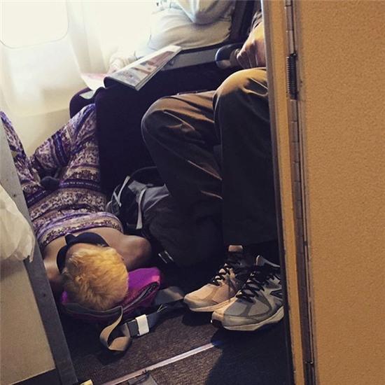 Cư dân mạng tiếp tục bóc mẽ những hành khách khó đỡ nhất trên máy bay - Ảnh 8.