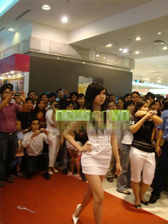 Ngọc Trinh: từ mẫu diễn hội chợ đến nữ hoàng nội y của Việt Nam - Ảnh 1.