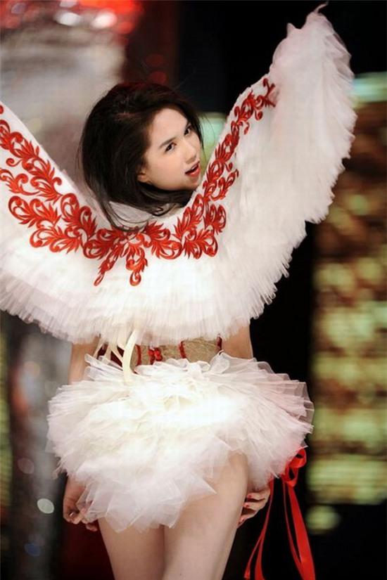 Ngọc Trinh: từ mẫu diễn hội chợ đến nữ hoàng nội y của Việt Nam - Ảnh 12.