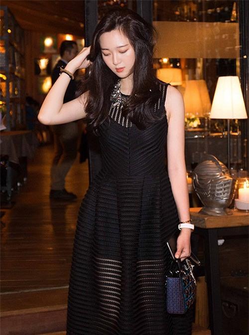 Từ bản sao của mẹ, Anh Sa lột xác trở thành cô gái nhan sắc lộng lẫy và có cá tính riêng.