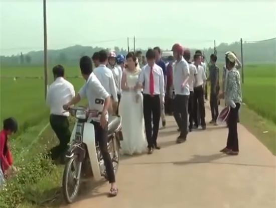 Clip: Xe hoa đón dâu bất ngờ lao xuống vệ đường ở Thanh Hóa - Ảnh 3.