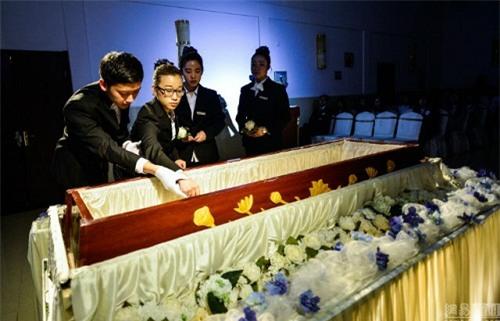 Trào lưu giả chết trong quan tài ở Trung Quốc - 1