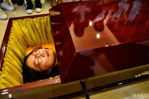 Trào lưu giả chết trong quan tài ở Trung Quốc - 2