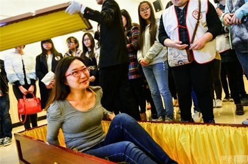 Trào lưu giả chết trong quan tài ở Trung Quốc - 3