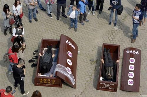 Trào lưu giả chết trong quan tài ở Trung Quốc - 5