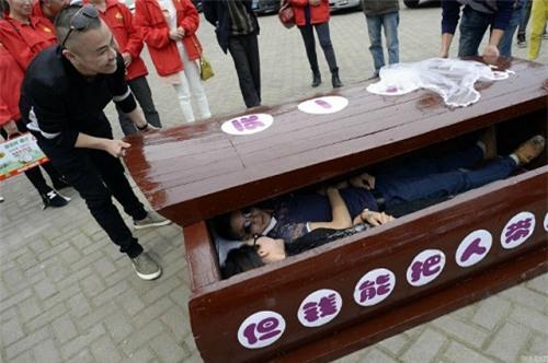 Trào lưu giả chết trong quan tài ở Trung Quốc - 6