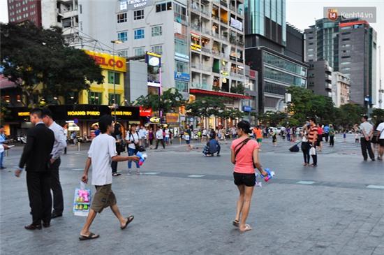 Những hình ảnh xấu xí vẫn chưa thể chấm dứt tại phố đi bộ Nguyễn Huệ - Ảnh 1.