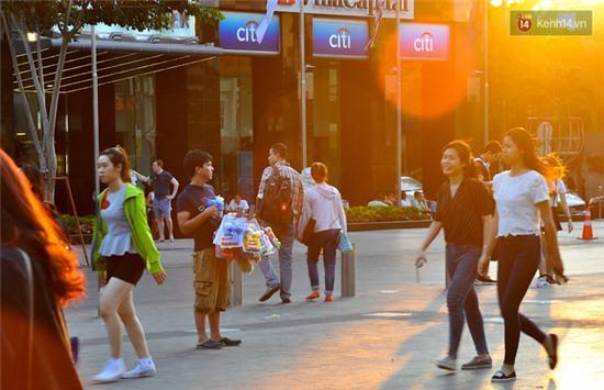 Những hình ảnh xấu xí vẫn chưa thể chấm dứt tại phố đi bộ Nguyễn Huệ - Ảnh 4.