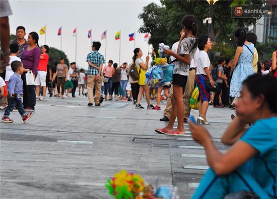 Những hình ảnh xấu xí vẫn chưa thể chấm dứt tại phố đi bộ Nguyễn Huệ - Ảnh 5.