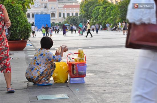 Những hình ảnh xấu xí vẫn chưa thể chấm dứt tại phố đi bộ Nguyễn Huệ - Ảnh 6.