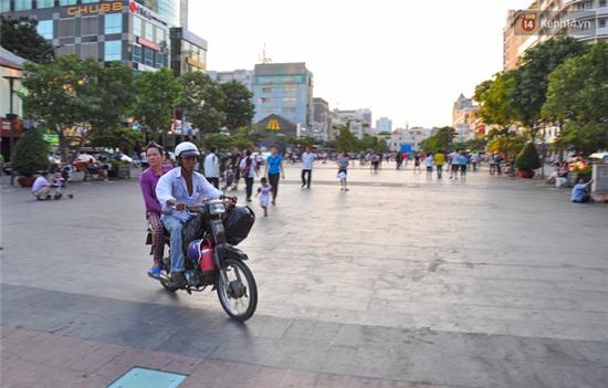 Những hình ảnh xấu xí vẫn chưa thể chấm dứt tại phố đi bộ Nguyễn Huệ - Ảnh 8.