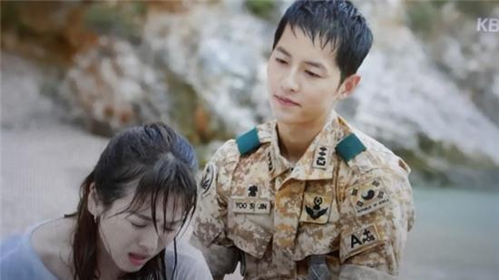 Kang Mo Yeon độc lập, giỏi giang nhưng năm lần bảy lượt đều được Yoo Shi Jin đến cứu.