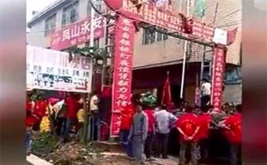 Khung cảnh hỗn loạn khi khách mời của 2 đám cưới lao vào ẩu đả hôm 10-4. Ảnh: SCMP