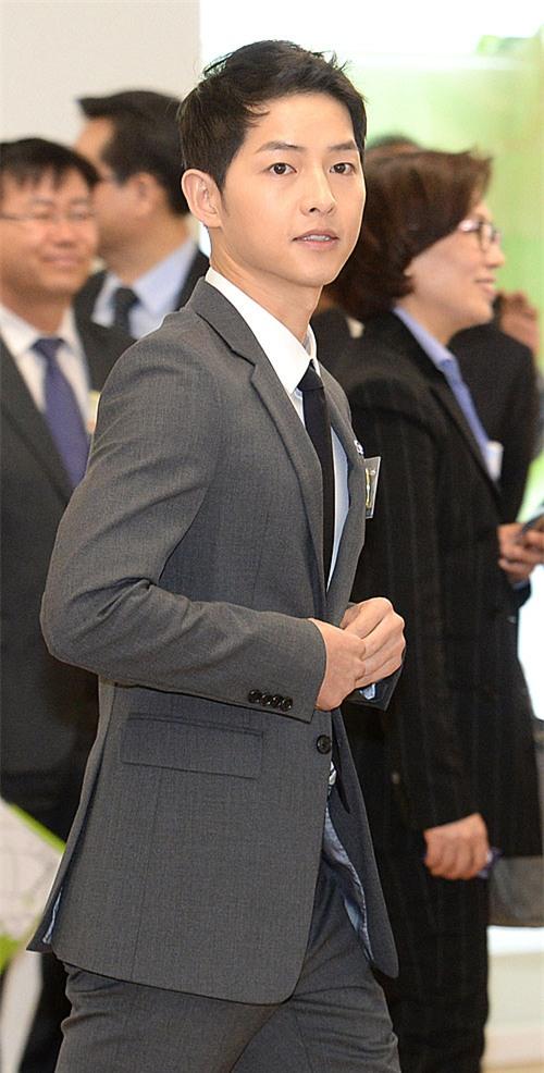 song-joong-ki-lich-lam-khi-dien-kien-tong-thong