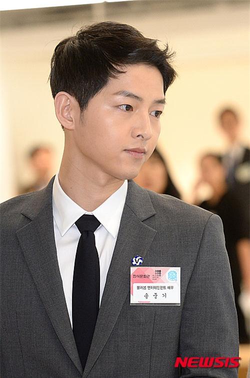 song-joong-ki-lich-lam-khi-dien-kien-tong-thong-1