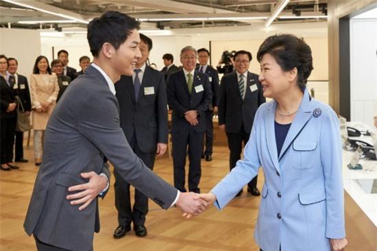 Nam diễn viên vinh dự được gặp Tổng thống Park Geun Hye.