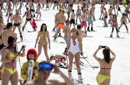 Hơn 1.000 người dũng cảm đã cùng mặc bikini để trượt tuyết