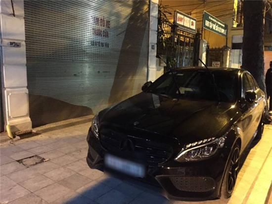 Phát điên vì phong cách đỗ xe ô tô chắn đường... mặc kệ tất cả - Ảnh 1.