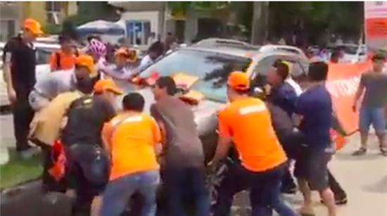 Phát điên vì phong cách đỗ xe ô tô chắn đường... mặc kệ tất cả - Ảnh 2.