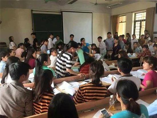 Quạt trần rơi giữa giảng đường Đại học Thương Mại, 2 sinh viên bị thương - Ảnh 1.