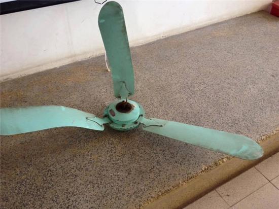 Quạt trần rơi giữa giảng đường Đại học Thương Mại, 2 sinh viên bị thương - Ảnh 2.