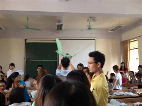 Quạt trần rơi giữa giảng đường Đại học Thương Mại, 2 sinh viên bị thương - Ảnh 3.