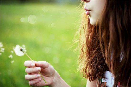 Tháng tư về, em vẫn cứ đợi anh