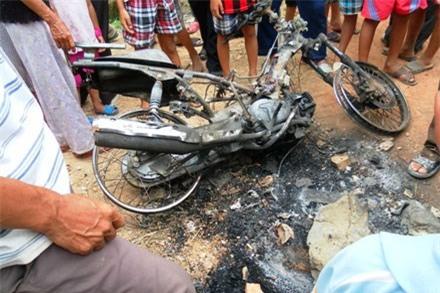  Chiếc xe bị đốt cháy trơ trụi của một kẻ trộm chó tại Nghệ An ngày 10.6.2013. Ảnh: N.V.T. 