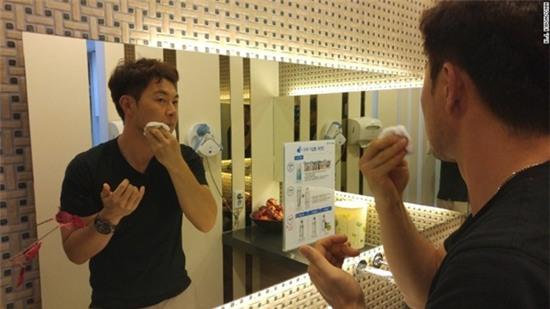 Loạt ảnh cho thấy nam giới Hàn Quốc nghiện trang điểm nhất thế giới - Ảnh 13.