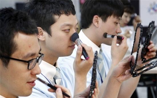 Loạt ảnh cho thấy nam giới Hàn Quốc nghiện trang điểm nhất thế giới - Ảnh 3.