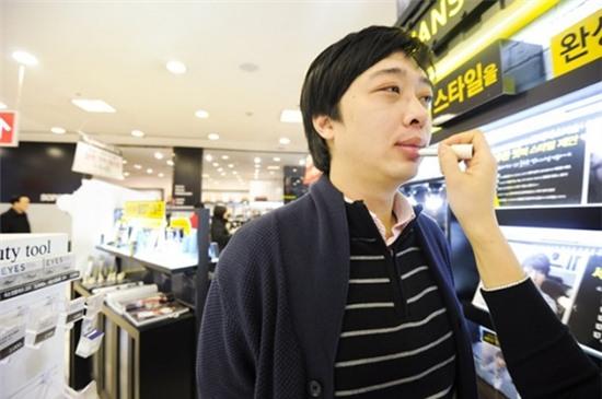 Loạt ảnh cho thấy nam giới Hàn Quốc nghiện trang điểm nhất thế giới - Ảnh 8.