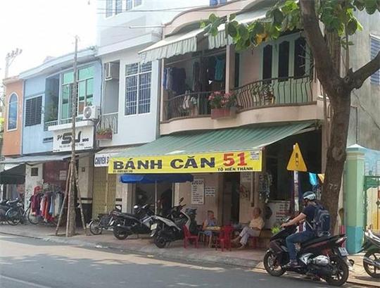 Nha Trang: Hai dĩa bánh căn chém giá 250.000 đồng - Ảnh 1.