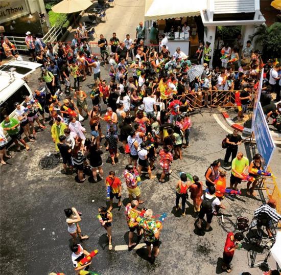 Giới trẻ Việt đã bắt đầu quẩy tới bến ở Tết té nước Thái Lan rồi! - Ảnh 1.