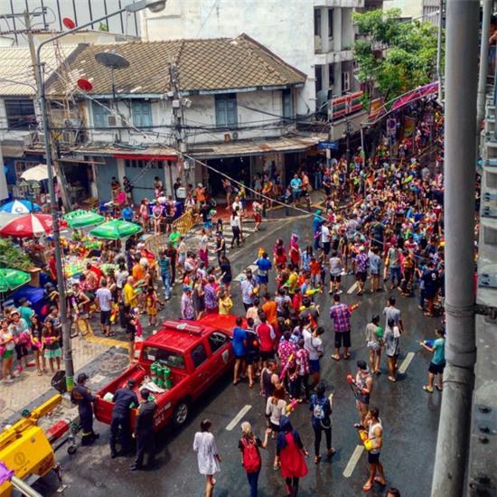 Giới trẻ Việt đã bắt đầu quẩy tới bến ở Tết té nước Thái Lan rồi! - Ảnh 3.