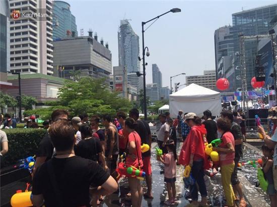 Giới trẻ Việt đã bắt đầu quẩy tới bến ở Tết té nước Thái Lan rồi! - Ảnh 19.