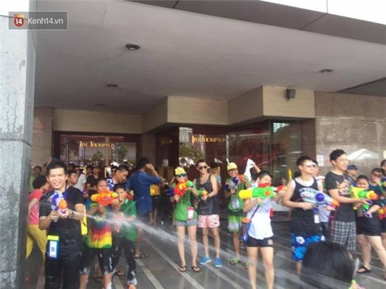 Giới trẻ Việt đã bắt đầu quẩy tới bến ở Tết té nước Thái Lan rồi! - Ảnh 22.