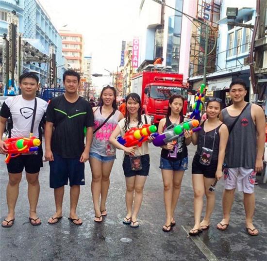 Giới trẻ Việt đã bắt đầu quẩy tới bến ở Tết té nước Thái Lan rồi! - Ảnh 23.