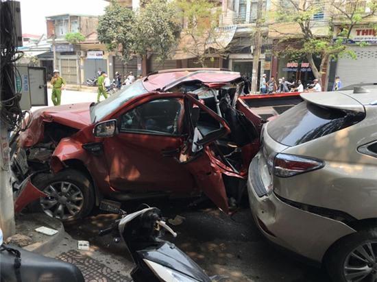 Xe container đứt rơ moóc gây tai nạn liên hoàn, 1 người tử vong - Ảnh 3.