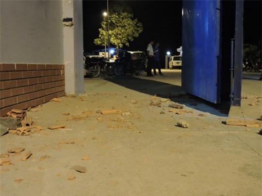 Cổng chính của trại bị ném đá