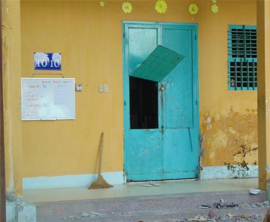Cửa phòng bị các học viên phá hỏng