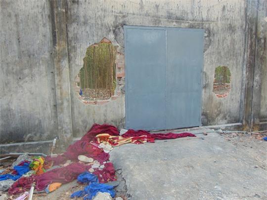 Nhiều đối tượng phá thủng tường bao để bỏ trốn