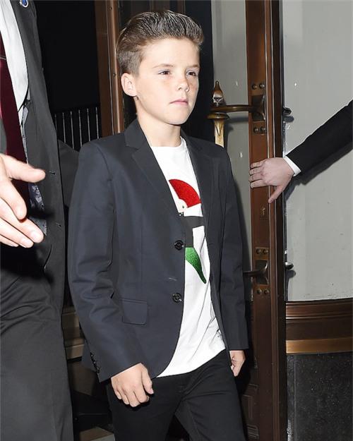 Cậu út đáng yêu nhà Becks càng lớn càng đẹp trai, đá bóng giỏi giống bố và cũng có giọng hát ngọt ngào