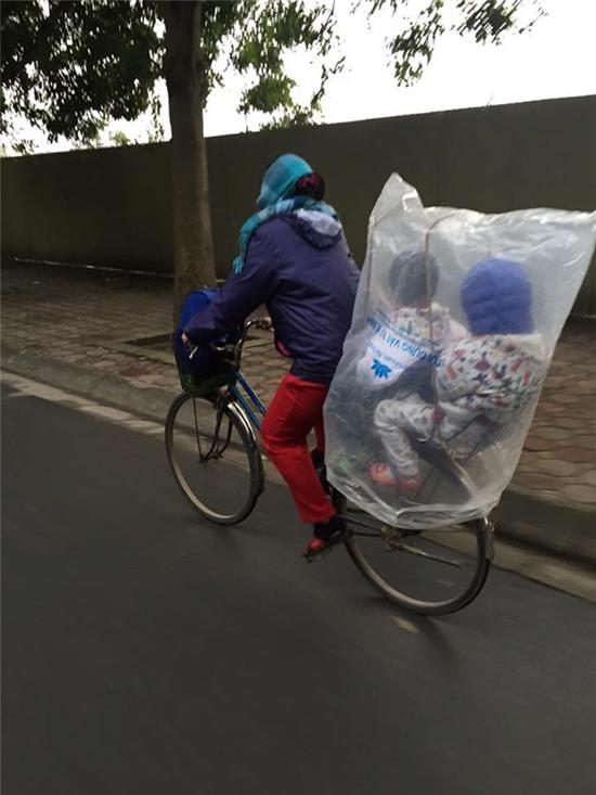 Me cho con ngoi tren vai, day xe dong nat hinh anh 2