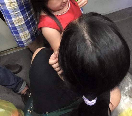 Cô bé đã khóc và cố nhịn đi tè. (Nguồn ảnh: Nguyễn Ngọc Long)