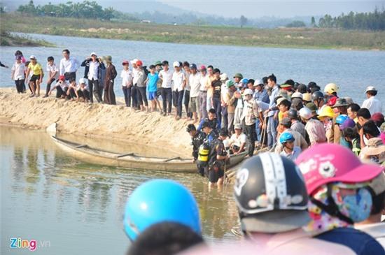 Tim thay thi the 9 hoc sinh chet duoi o Quang Ngai hinh anh 2