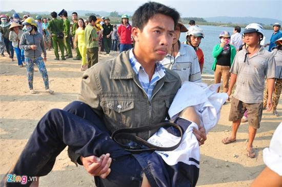 Tim thay thi the 9 hoc sinh chet duoi o Quang Ngai hinh anh 3